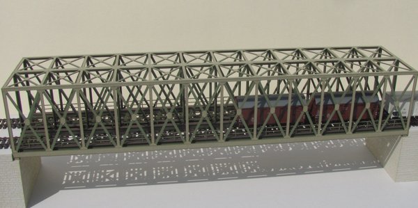 Art.-Nr. H1101: Fachwerk-Kastenbrücke 2-gleisig resedagrün, Länge 537mm