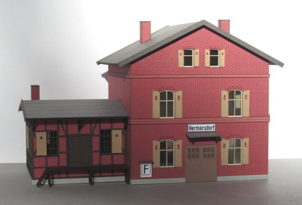 Art.-Nr. T5711: Bahnhofsgebäude mit Güterschuppen mit Ziegelfassade, NEUHEIT