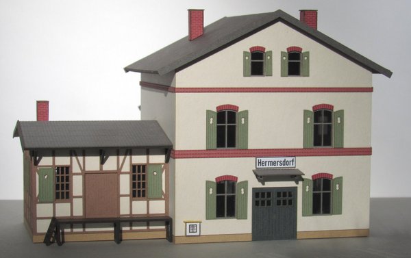 Art.-Nr. T5701m: Bahnhofsgebäude verputzt mit Güterschuppen, FERTIGMODELL