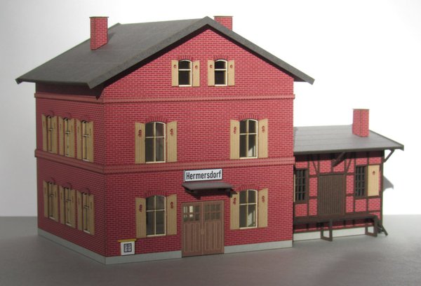 Art.-Nr. T5711m: Bahnhofsgebäude mit Güterschuppen mit Ziegelfassade, FERTIGMODELL